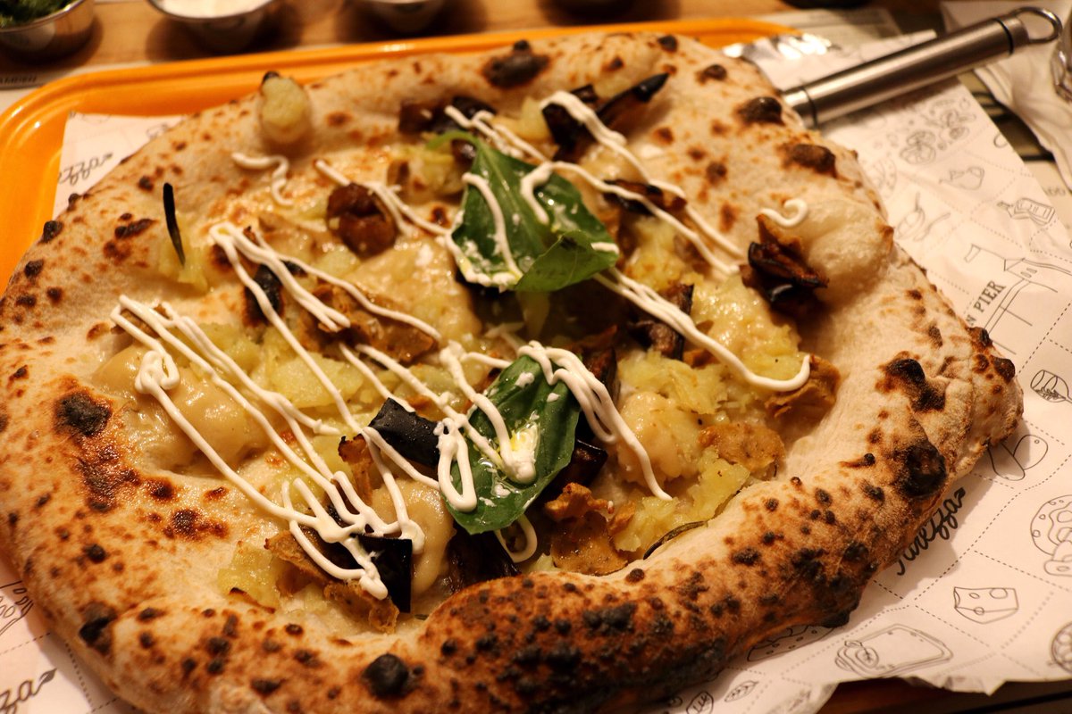 sarahfw40's tweet image. Great night checking out the @PurezzaUK new restaurant in Camden with @simplylivingveg &amp;amp; @travelled_vegan! 💚🍕 
#veganbloggers #london #purezza #camden #vegan #plantbased #dairyfree