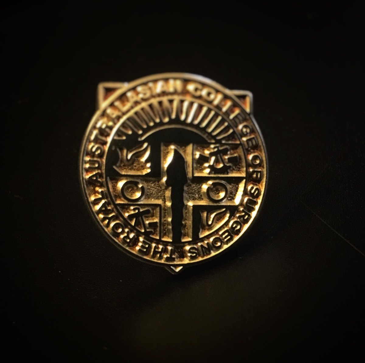 ozvascdoc's tweet photo. I rarely wear this, but in honour of @Austin_Health and @RACSurgeons signing their #BuildingRespect &amp; #AntiBullying #MoU today at 2pm, this #LapelPin gets a showing. #OperateWithRespect https://t.co/70JSlS24Ix
