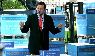 protestona1's tweet photo. A veces se nos olvida que Rajoy recorrió España recogiendo firmas contra un Estatut aprobado por la mayoría de los catalanes, recurrió artículos aprobados en otros territorios. Sembraron la semilla del odio para ganar votos, siempre lo hacen. 
#Puigdemont https://t.co/WLcVfEvFE4