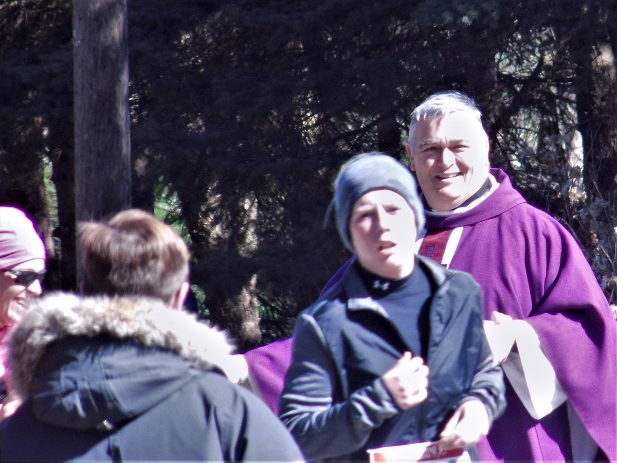 BurlAngLuth's tweet photo. #HolyWeek is a marathon for churches. Fortunately we've done some "training" in helping with the @ChillyHalf earlier in March to help see us through. When #HolyCrossHelps we're inspired to be a positive force in the world. #myelcic https://t.co/l2PpVAGVZG
