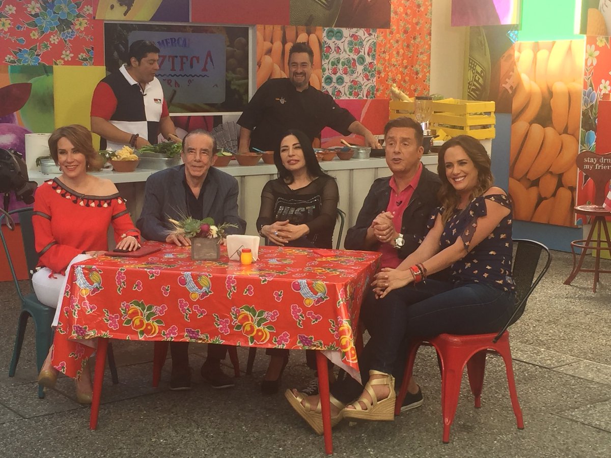 MiTallerHFuchs's tweet photo. Mauricio Herrera y Luhana Gardi , invitados de lujo , en Mercado Azteca . https://t.co/yT6dZSZUe5