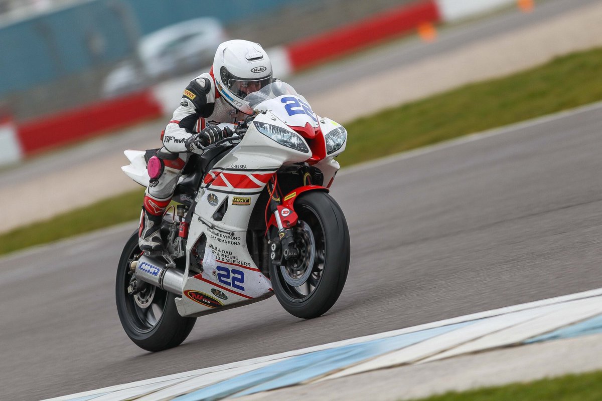 TomCollinge's tweet photo. I do like racing my R6 😀 #ThundersportGB #Elite600 https://t.co/4uf8zypCZ2