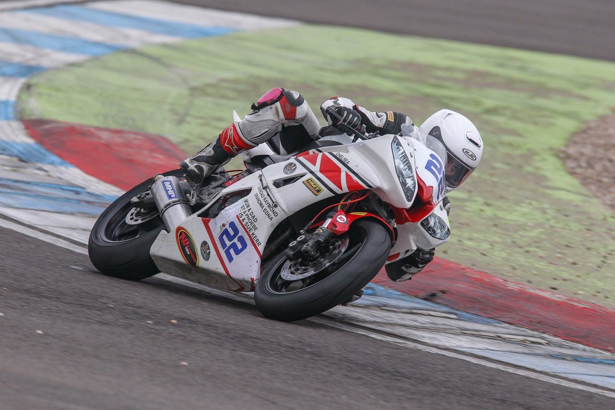 TomCollinge's tweet photo. I do like racing my R6 😀 #ThundersportGB #Elite600 https://t.co/4uf8zypCZ2