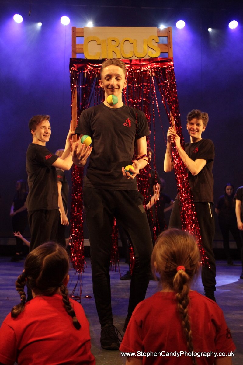 StephenCandy's tweet photo. The @ArielCTheatre East Grinstead Academy showcase at @thehawthcrawley this evening was as energetic, exciting and diverse as ever.
I feel that @GreatestShowman is (quite rightly) going to feature heavily in performing arts showcases of all varieties this year! https://t.co/yWSXHfje9o