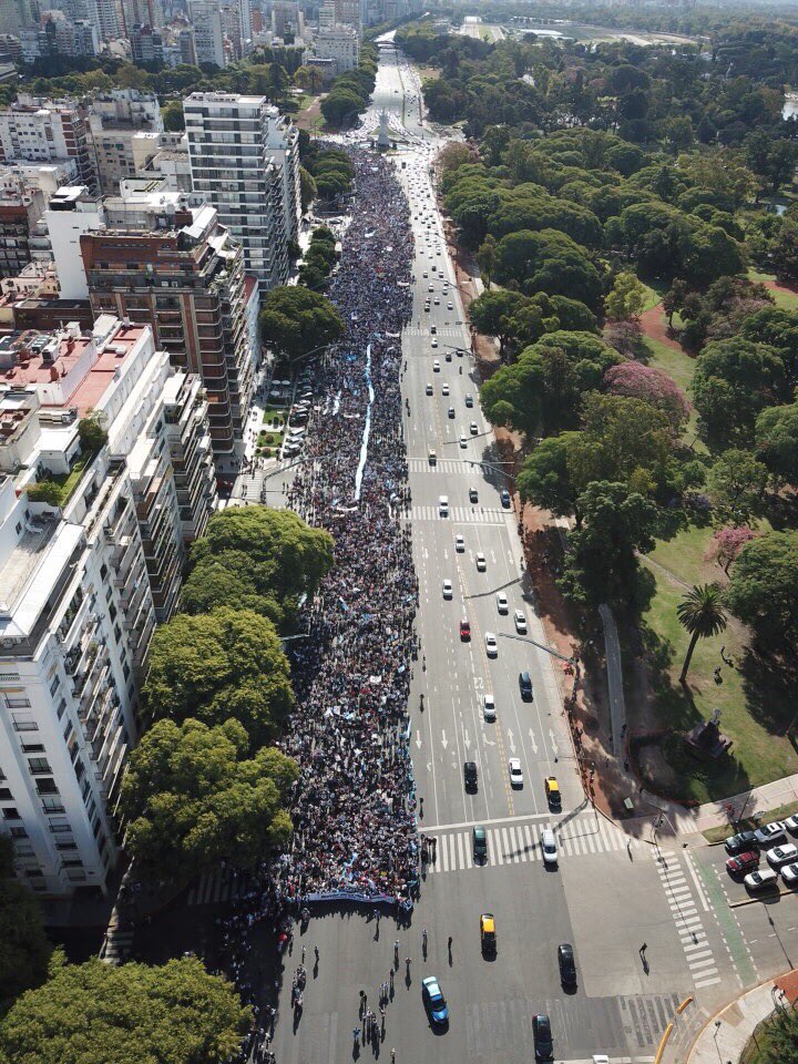 Decenas de miles de mujeres, hombres y niños en cientos de ciudades argentinas dando una conmovedora muestra a favor del derecho a la vida de los niños por nacer. Abordemos el problema de los embarazos no deseados pero con soluciones que preserven todas las vidas. #SiALaVida