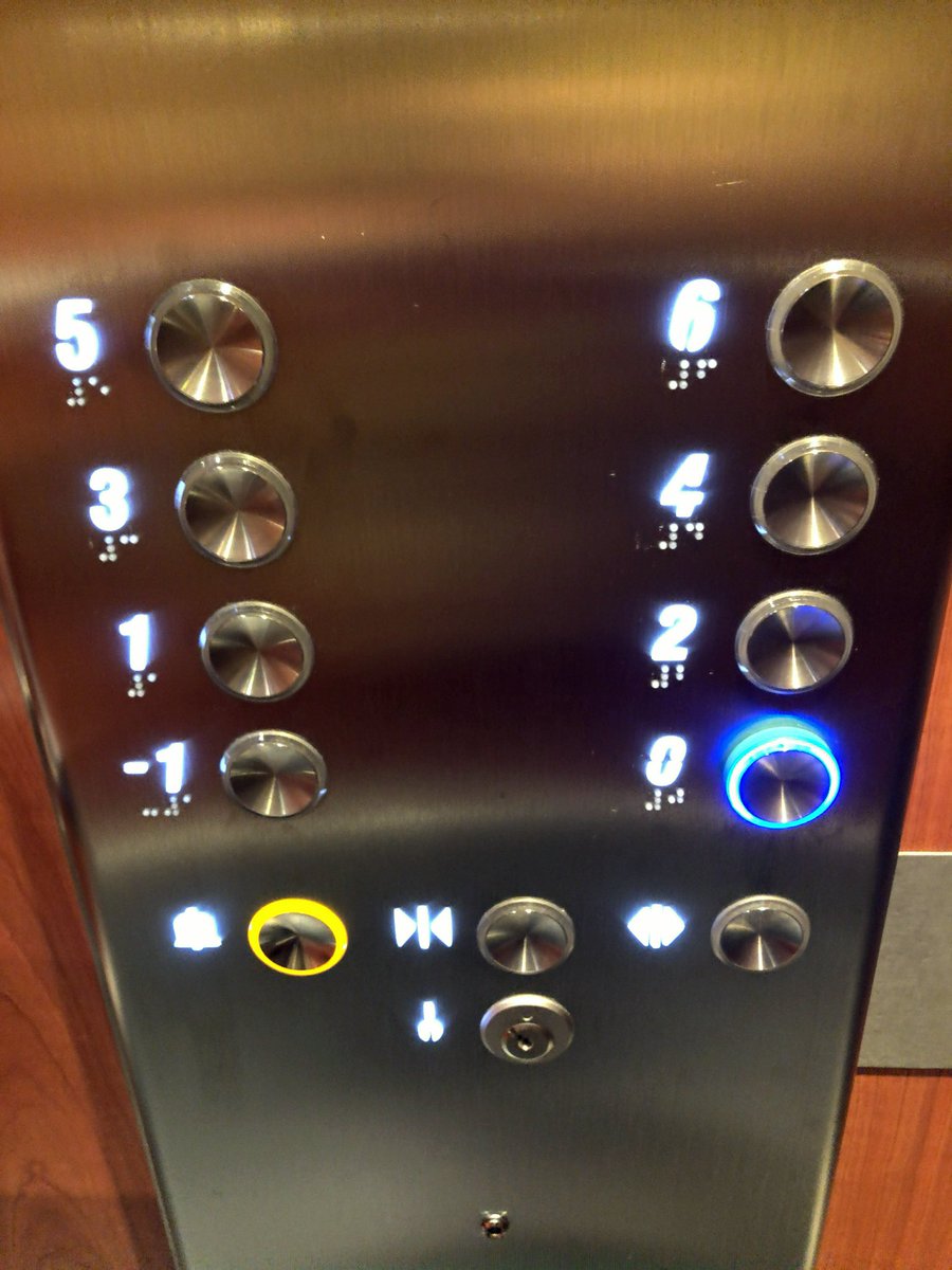 なるみ Pa Twitter 泊まってるホテル エレベータが二つ並んであるんですが それぞれの操作パネルのボタンの並びが違う うっかり閉めようとしてアラームボタンを押したり違う階を押したりするbad Ui しかも片方は開くボタンが2個ある意味不明さ