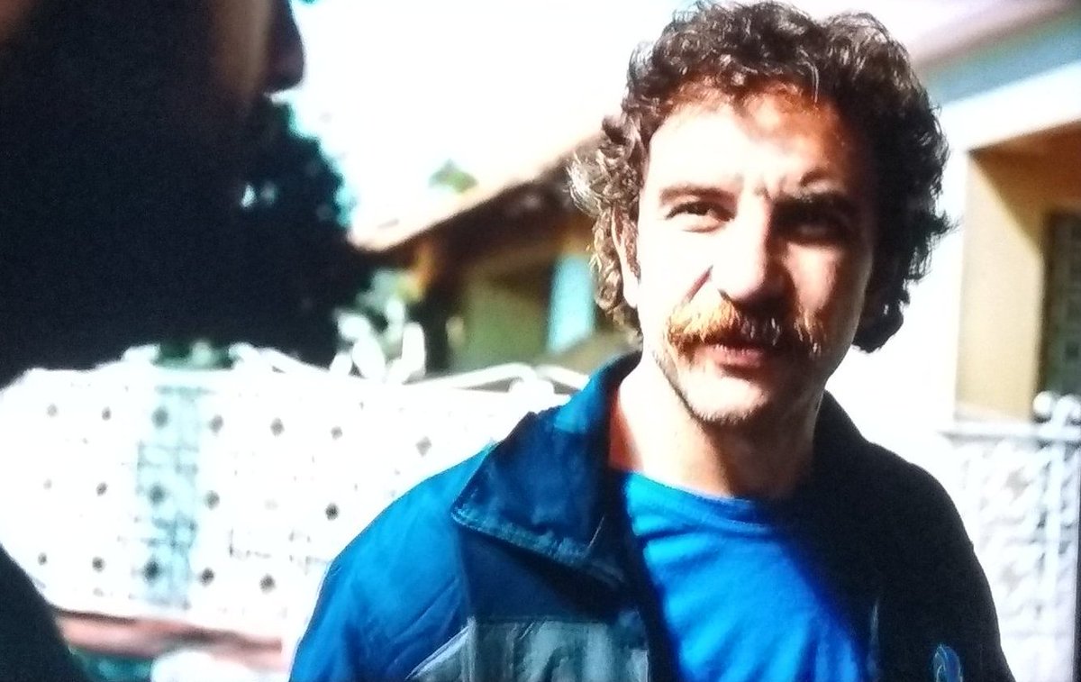 naosejacult's tweet photo. Motivo pelo qual as pessoas estão assistindo O Mecanismo da Netflix
(  ) Política
(  ) Dar forçar para as produções brasileiras
( X ) Julinho da Van(@ramos_leandro) atuando como encanador em um dos episódios https://t.co/paUrrm8mSL