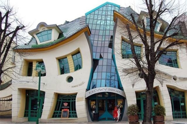 LexGoShop's tweet photo. Could you imagine doing the roofing on this house? Fun but  probably caused some dizziness! This is the Crooked House in Poland which is actually a shopping centre. The design was inspired by Polish artists Jan Marcin Szancer and Per Dahlberg. Looks like… https://t.co/P5wWnk3Tah https://t.co/ptcAqBhDgO