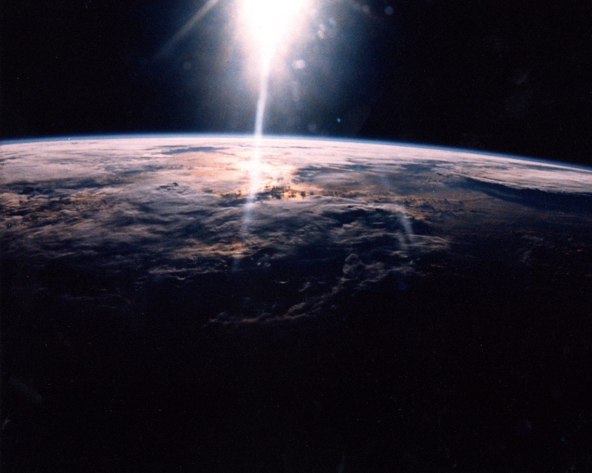 WIRED's tweet photo. This photograph was taken with a simple 35 mm point-and-shoot camera in 1989 by the STS-29 crew aboard the space shuttle Discovery. See more dazzling space photos here: https://t.co/gktk0zlDwi https://t.co/rsdNOjn8NN