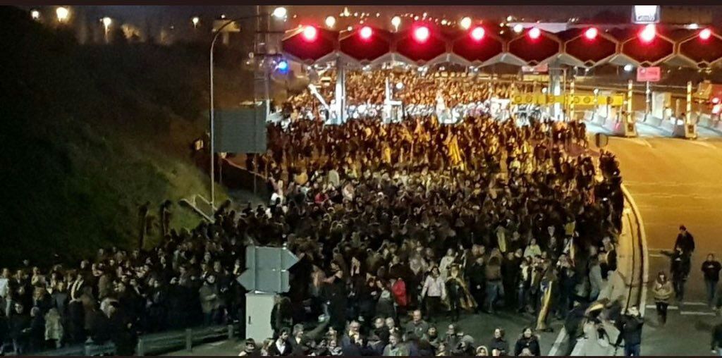 CDRGironaSalt's tweet photo. Avui hem tornat a demostrar que juntes som imparables.
Visca la República Catalana
#PrimaveraRepublicana https://t.co/5l80BfwH8f