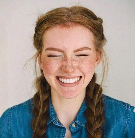 الإبتسامة ليست لُغة ؛ بل ترجمة .. لكل اللغات !