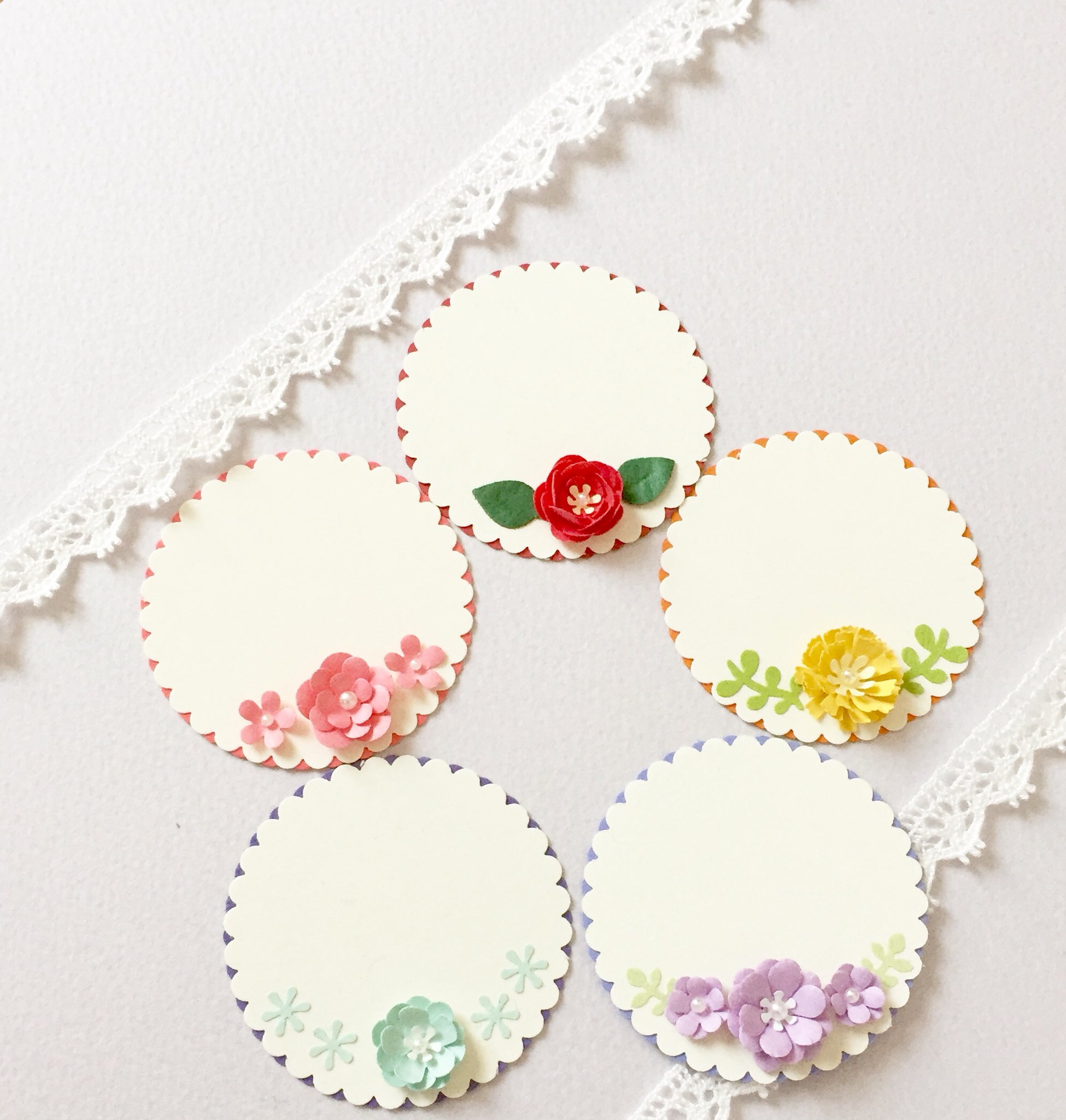 تويتر Umekichikobo 梅吉工房 على تويتر 桜 がとってもきれいですね って私はテレビの映像でしかまだ満開の桜を見てないんですが 明日高齢の父母を連れてお花見に行く予定です お花がついてる小さなメッセージカード 5種類作りました ペーパークラフト