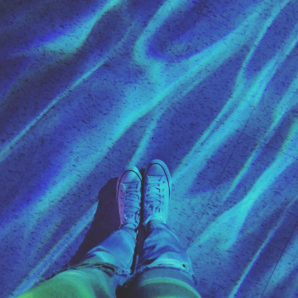 LouiseHeggie's tweet photo. #shoefiesunday brought to you by: @converse 
.
.
.
#LHDT #interiordesign #designtherapy #shoefie #converse #hightops #forever #sneakers https://t.co/92niuFTKSS