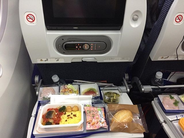yossyB6's tweet photo. 機内食〜\(^o^)/
洋食にしました。
#ana
#機内食
#anaタビキブン
#HNDSYD
#ja896a https://t.co/GCmu3CJu3Z https://t.co/8RTRpEZRcf