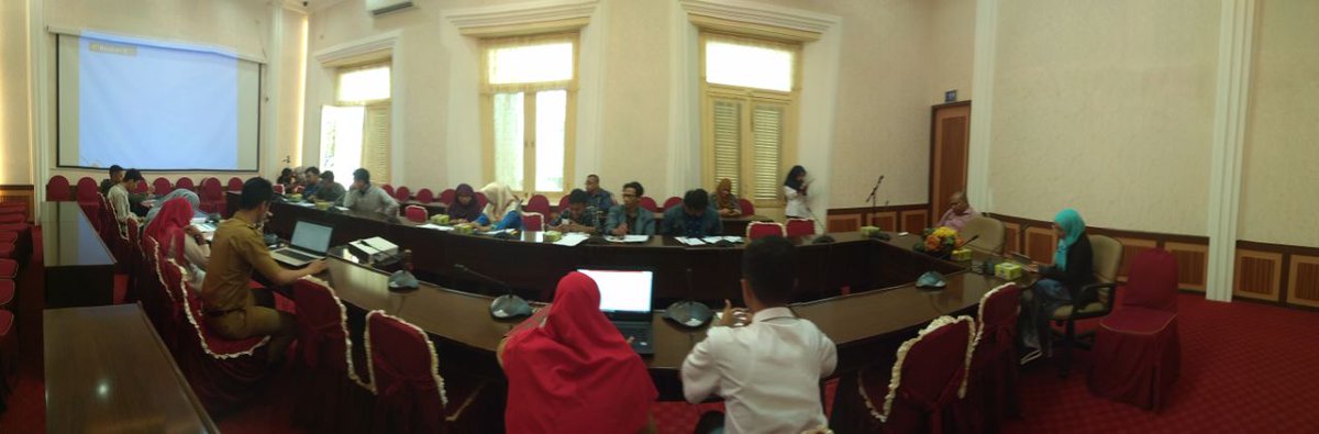 Dinas Komunikasi dan Informatika mengadakan Focus Group Discussion (FGD) dengan tema " Ayo bermedsos dengan sehat" di Ruang rapat istana gubernur.