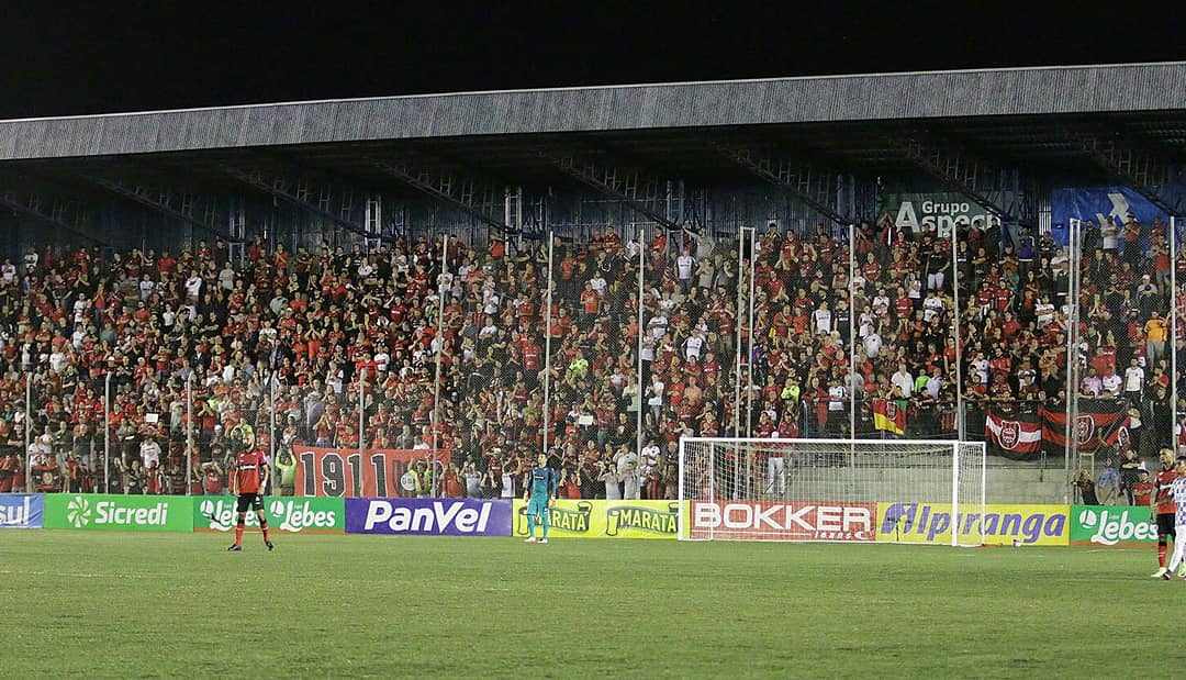 GEBrasilOficial's tweet photo. Boa noite para a torcida que invadiu a capital e vai lotar a Baixada na quarta. Avante! #embuscadafinal https://t.co/4hYysZlOUb