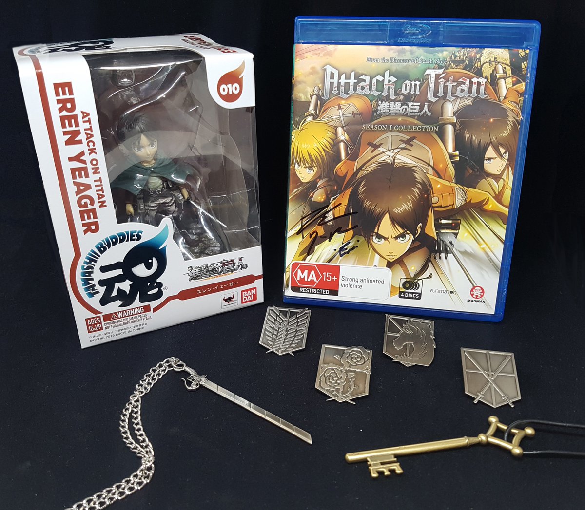 We are giving 4 lucky people the chance to score an epic Attack on Titan prize pack! RT before Apr 6 to enter~ ⚔🐴🌹