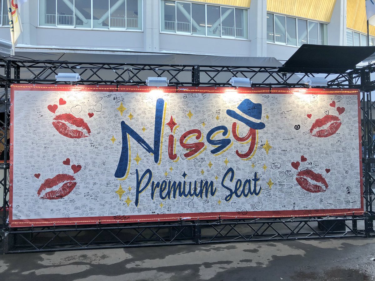 n_freak_shoko's tweet photo. 福井で真っさらだったP入口のNissyボード、最終日にはこんな感じに^ ^
Nissy！キミはこんなに愛されているよ〜！！！
(私書いてないけど←) https://t.co/KqKyADd4KZ