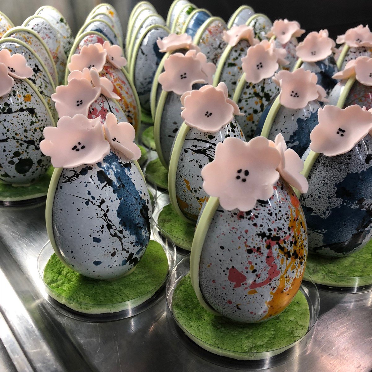 ParkHyattTokyo's tweet photo. Check out our #EasterHen (4200yen, 14cm) and #EasterEgg (1800yen, 9cm) by Exuecutive Pastry Chef, James Holehouse! Available at #PastryBoutique until April 2. #Easter2018 #Easter https://t.co/RuCrS5XU6N