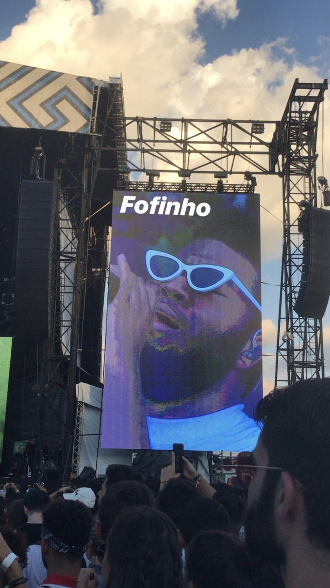maisa's tweet photo. Gente eu quase chorei quando ele desceu do palco pra pegar meus óculos, no meet ele comentou que tinha AMADO! E aí no show eu perguntei se ele queria e ele desceu pra pegar! I love you, hope u like it 🕶@thegreatkhalid https://t.co/rngUA3Bbqh