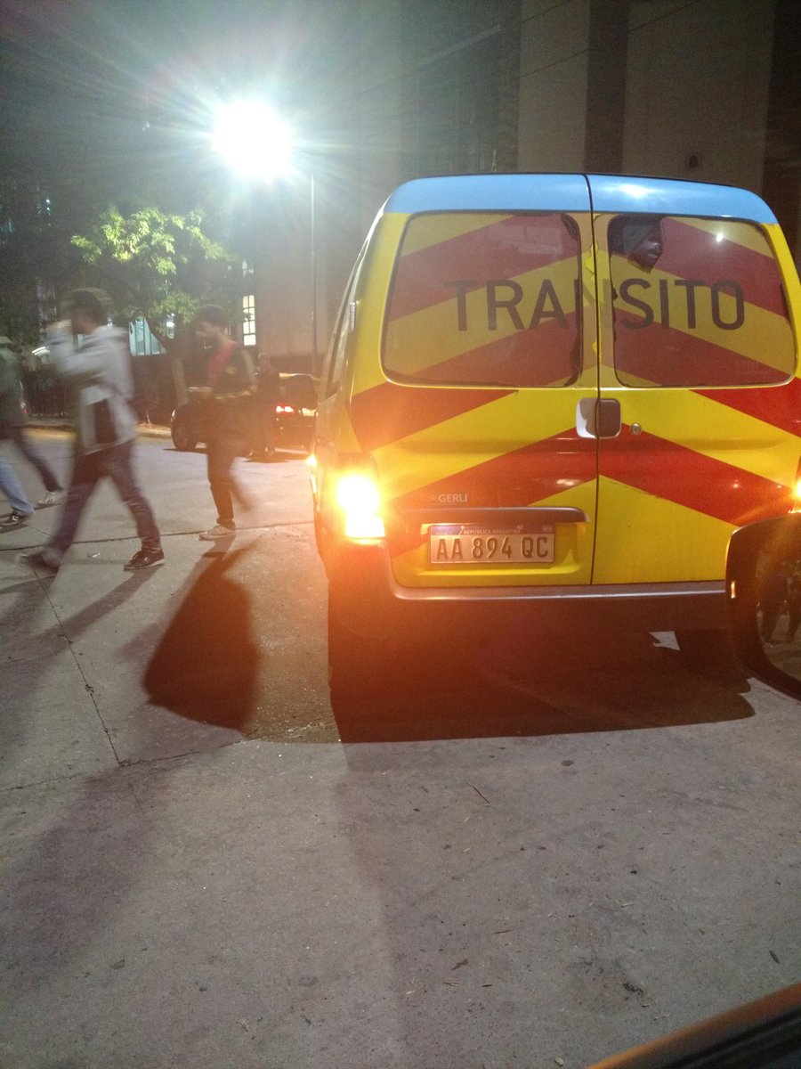 NicoReggaeMusik's tweet photo. @gcba pretenden dar ejemplo de @batransito  y dejan un móvil en el medio de la calle y la soberbia de sus agentes q no mueven el movil https://t.co/lU6er7pMfx