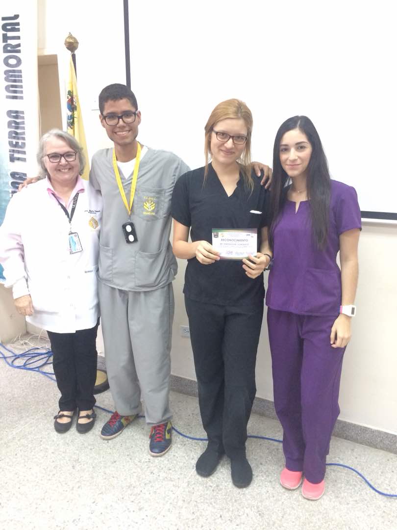 #InfoDipe Entrega de Reconocimientos a los alumnos Leguzamon T. Raul A por el 1er lugar y Contasti B. Veronica M por el 2do lugar del 4to año de la Escuela de Medicina, de parte de Dipe y la Profa. Tomat. ¡Felicidades!