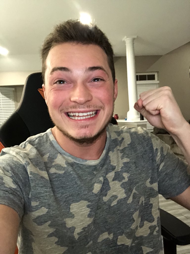 Lance210's tweet image. 4 FUCKING MILLION SUBSCRIBERS! YOU HAVE NO IDEA HOW EXCITED I AM RIGHT NOW! THANK YOU SO MUCH TO EVERYONE THAT SUPPORTS ME, YOU GUYS ARE AMAZING AND MEAN THE WORLD TO ME! I COULDN’T HAVE DONE THIS WITHOUT YOU! THANK YOU, THANK YOU, THANK YOU!!!!