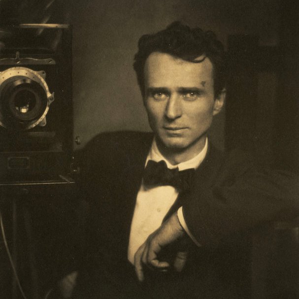 SurplusCamera's tweet photo. Remembering #AmericanPhotographer #EdwardSteichen: 27 March 1879 – 25 March 1973 https://t.co/XrwdJr44vM #LuxembourgBorn #ModernPhotographer #EdwardSteichen #AlfredStieglitz #MoMA #MuseumofModernArt #FamilyofMan #PhotoSecession #FashionPhotography #Vogue #VanityFair #CondeNast https://t.co/bLh3Oz9KIo