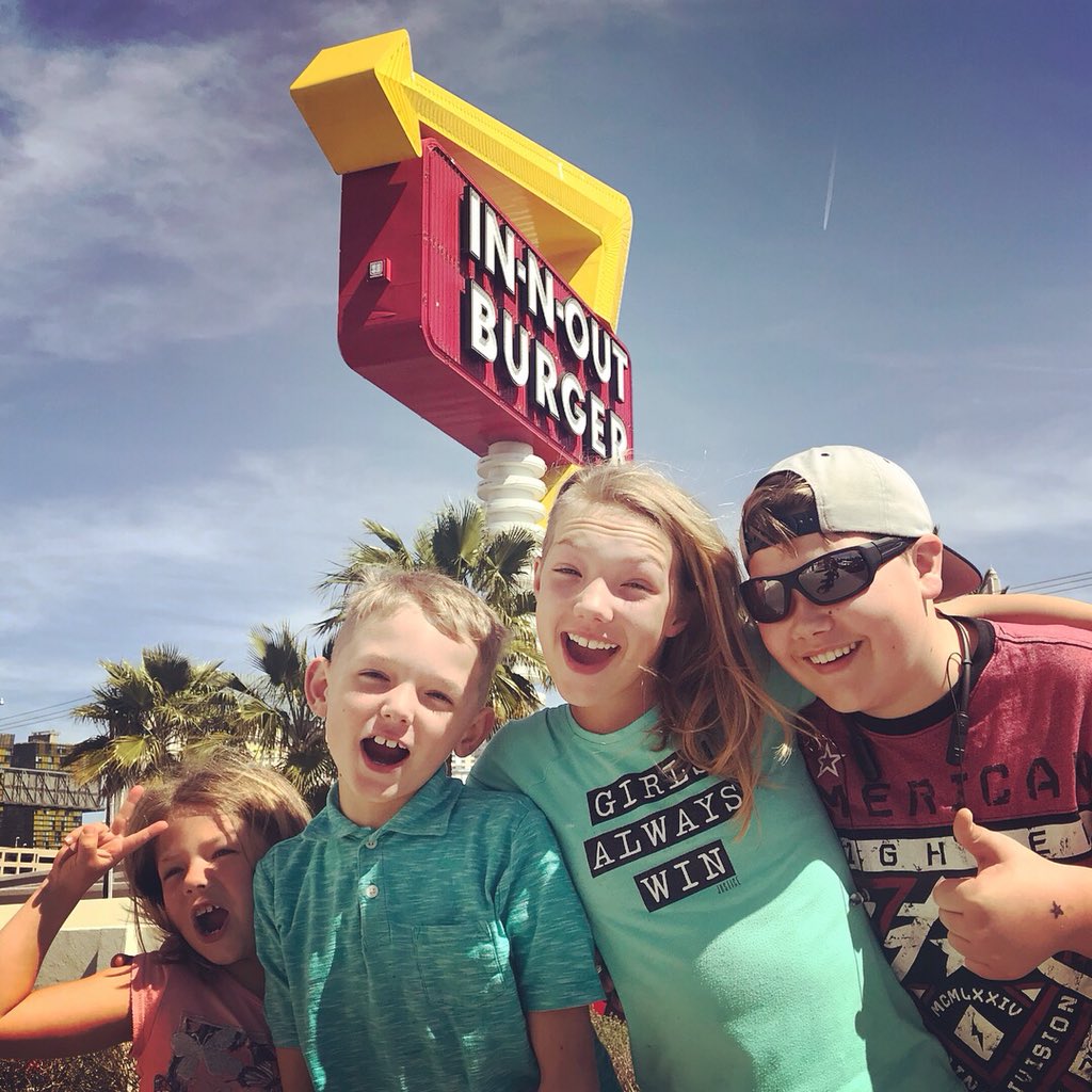 dixinco's tweet photo. First stop #SpringBreak2k18 ...yup. 🍔🍟🤘🏻 #Vegas @kfedix https://t.co/5nTJEX3JBM