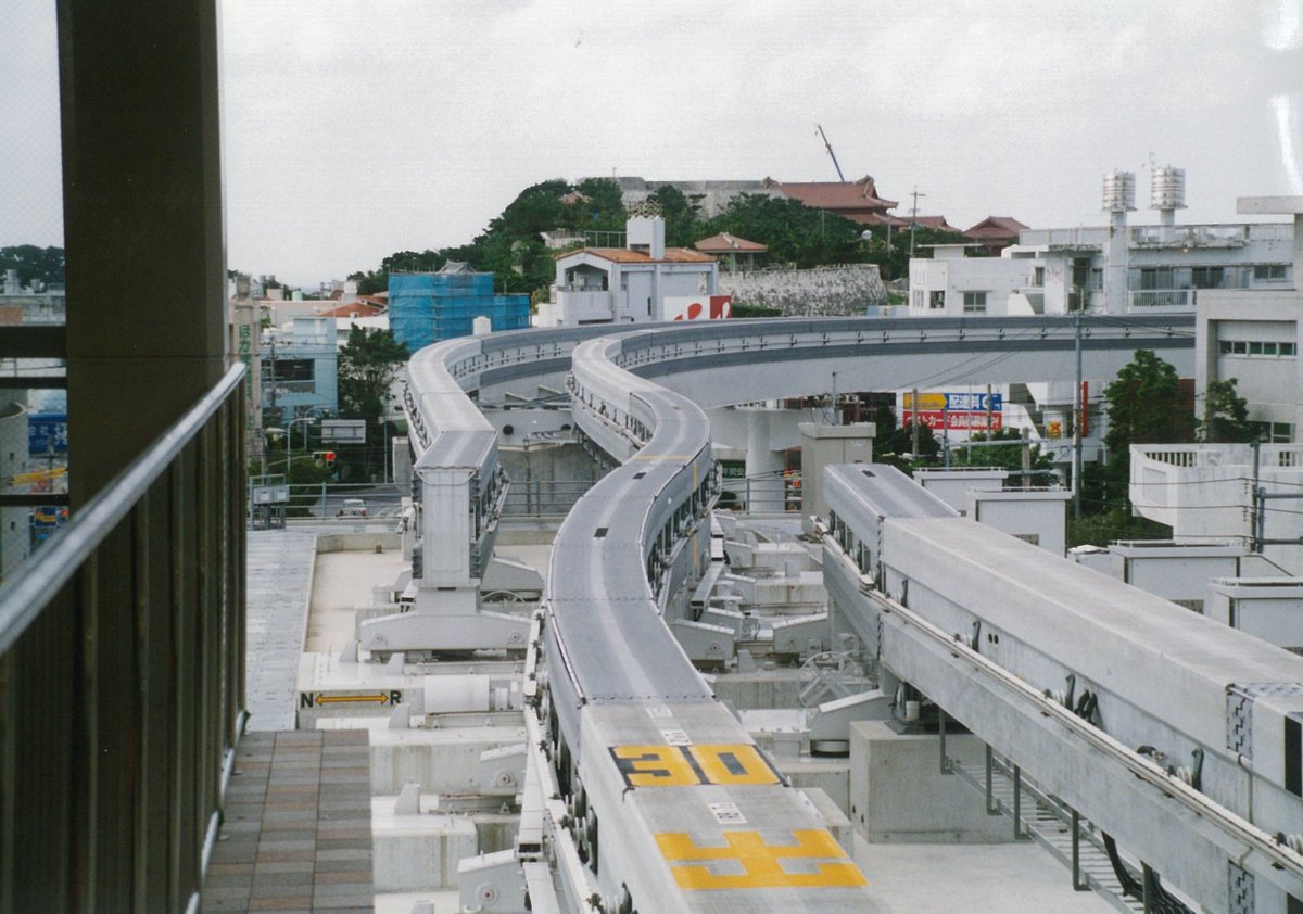 沖縄都市モノレール ゆいレール 情報 公式 16年前試運転写真シリーズ９ 試運転列車は 首里駅に到着 ここから 折り返しです この後 分岐器は那覇空港駅向けの左の軌道に接続します 軌道の上に見える看板で 思い出しました 16年前 鳥堀交差点