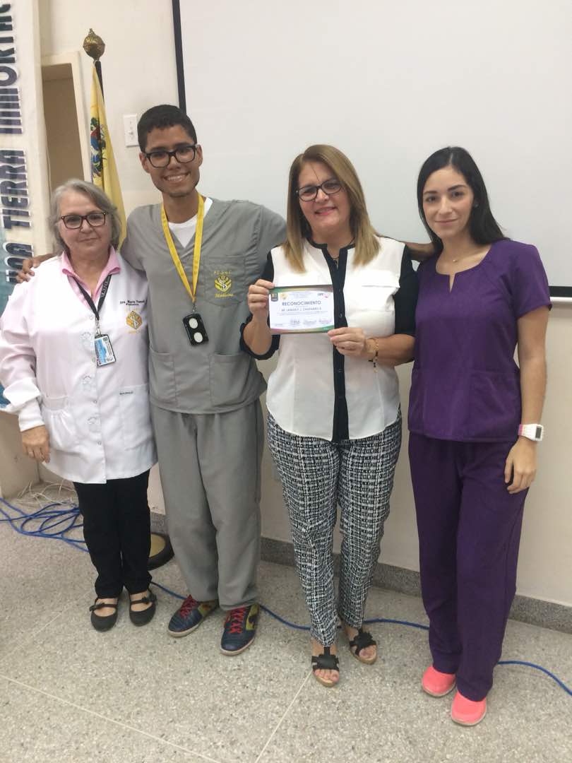 #InfoDipe Entrega de Reconocimientos a los alumnos Benitez V. Betania L y Chaparro R. Langely J por el 3er lugar del 5to año de la Escuela de Medicina, de parte de Dipe y la Profa. Tomat. ¡Felicidades!