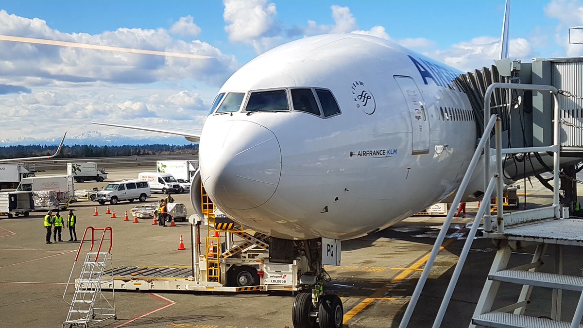 BoeingFrance's tweet image. 1er vol @AirFranceFR Paris-Seattle en 777 aujourd'hui dimanche -- Jean-Marc Fron, DG #Boeing France, y était et se réjouit de la réouverture de la ligne après 6 ans. Formidable service à bord, merci #AirFrance!
