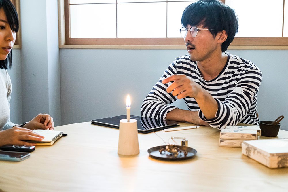 calamel's tweet photo. 「うちは1914年から４代続いてきた和ろうそく屋。お寺や仏壇用の商品をメインに作ってきてるんですけど、こういう商品を作り始めたのは僕の代からなんですよ」
クレヨンみたいな『色ろうそく』に自然由来の『お米のろうそく』。新たなプロダクトを生み出す理由って？ https://t.co/Py4sf3QYsQ https://t.co/Hs128FjCWW