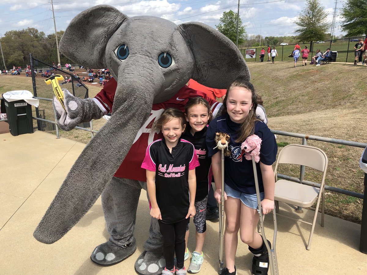 CJGuercio's tweet photo. Thank you @UACoachMurphy @SID_Nate and @AlabamaSB ! Oak Mountain Youth Softball had a blast this weekend. https://t.co/J9zeY8HXm7