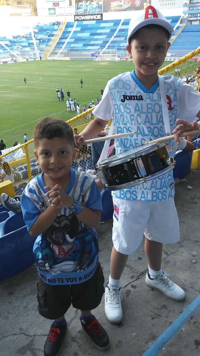 CharlieCandray's tweet photo. @AlexLarin14 mis hijos quieren tener tu camisa autografiada, para ellos eres el mejor futbolista. #Albitos #AlianzaFC #Elefantes algún se da la oportunidad recuerda ellos seguirán contando esta hermosa historia que hace @AlianzaFC_sv https://t.co/Rc5qymZtAd