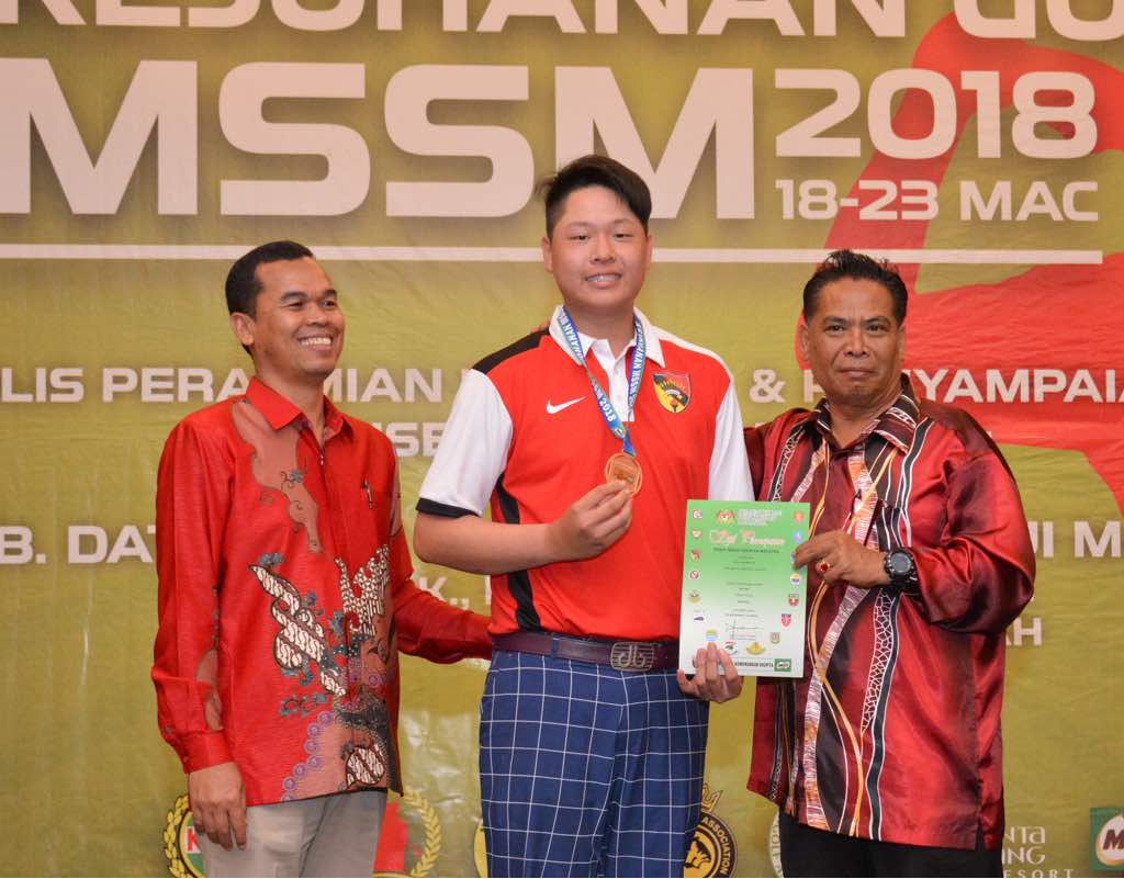 KTJSeniorSchool's tweet photo. Many congratulations to our golfers' performance in the MSSM Golf Nationals. Winnie - Girls Overall and U18 Champion. Victor - Boys U18 Bronze. Victor, Aqil, and Azlan - Boys U18 Team 4th.  Lana - Girls U15 6th.  Super performances! https://t.co/fdCUQUXbtd