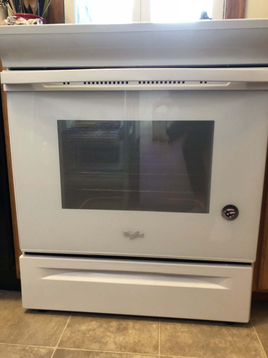 hilarynicole's tweet photo. Hey @ConsumerReports - review on this oven? Mine is brandnew, a lemon, and @WhirlpoolCorp @whirlpoolusa send repair guys 3 times but itโs STILL broken and now they wonโt even respond to my calls! #whirlpoollemon #returnmycalls #takethisback https://t.co/FcXWL3QQbh