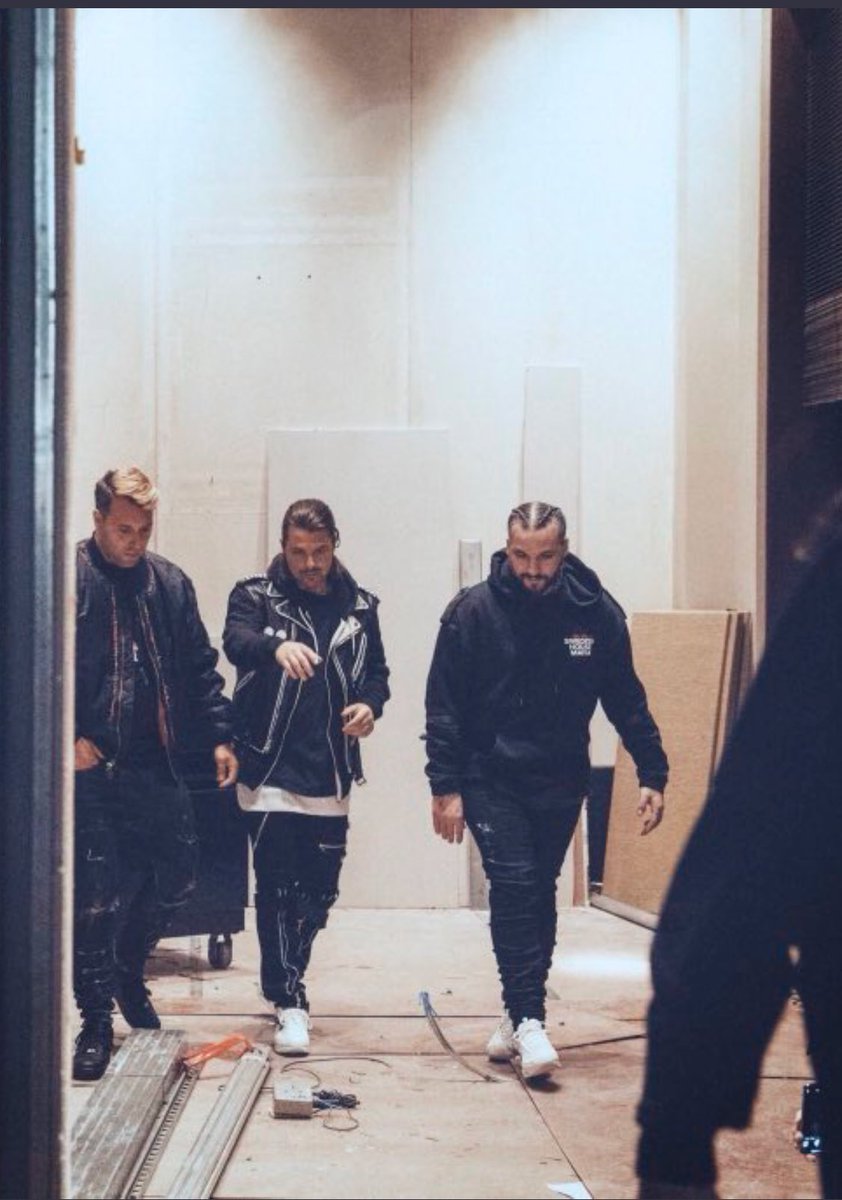 xavi0415's tweet photo. Los reyes vivieron... #SwedishHouseMafia #ULTRA20 https://t.co/EIw24XBwWA