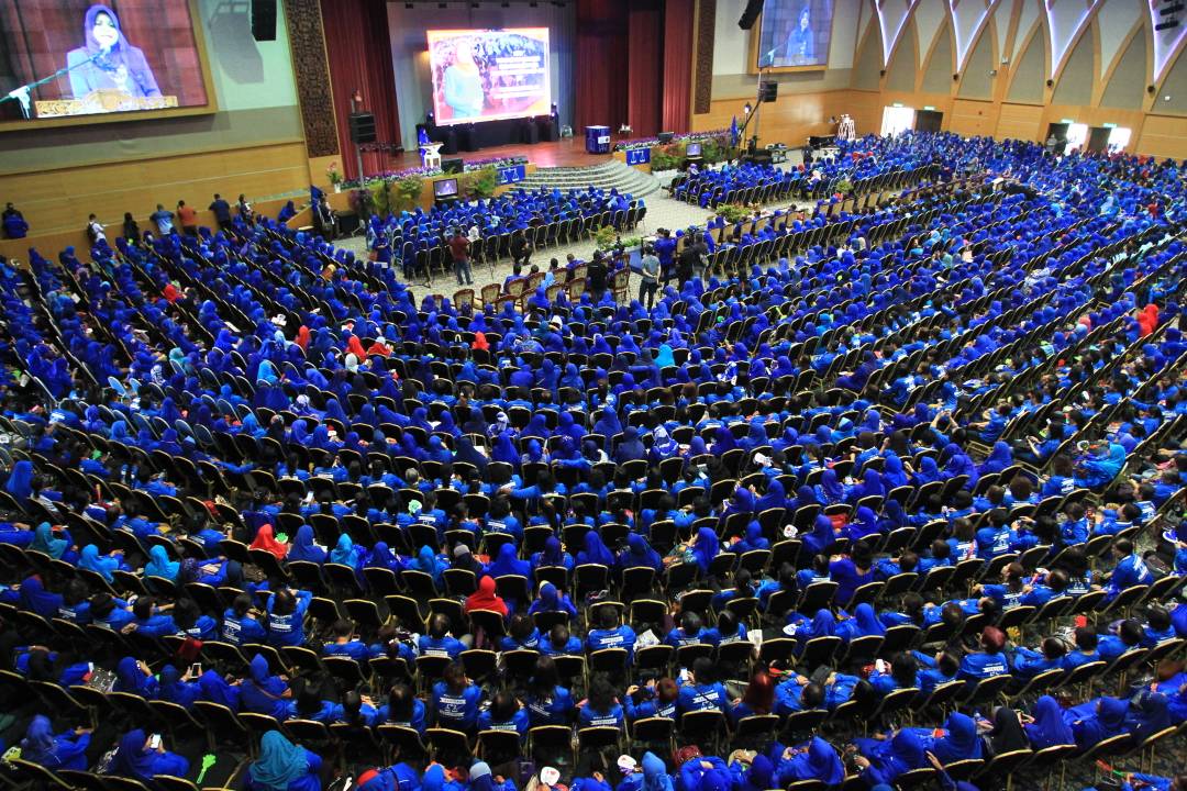 helentpg's tweet photo. Menghadiri Muafakat Jentera Wanita BN Negeri Johor.Lautan biru apabila lebih 5 ribu jentera Wanita hadir.Tahniah &amp; Syabas.Perang mesti Menang! @m_kayveas @myPPP_HQ https://t.co/qdAE361kXy