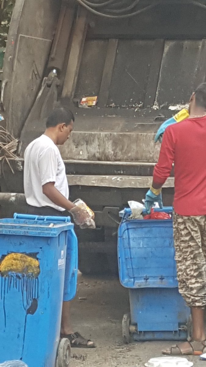 The #bmc has a massive budget but unfortunately these guys can only afford empty bread packets as gloves. #shame #mumbai #india #bombay