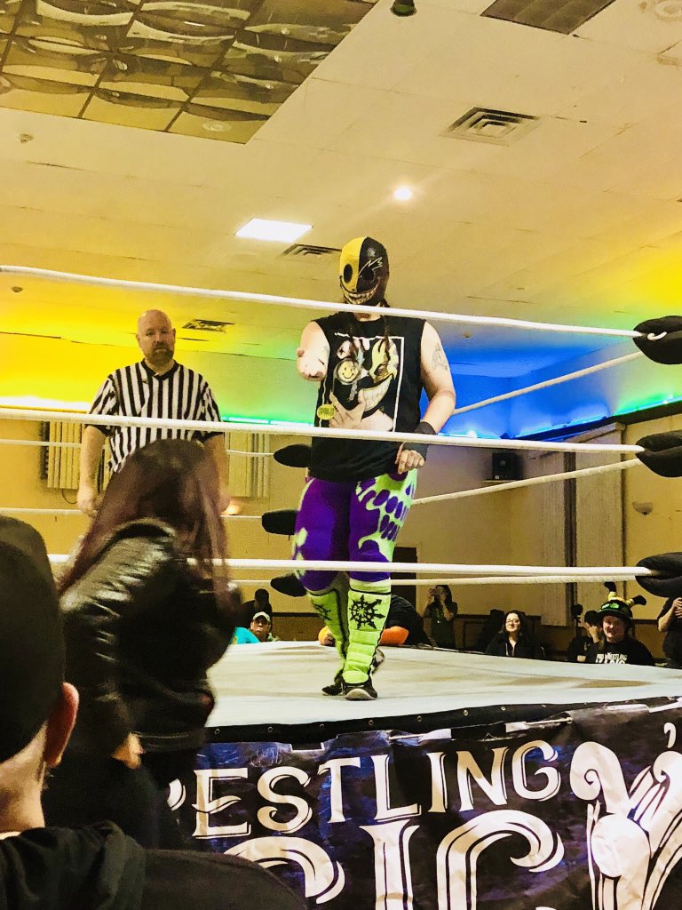 Kumplax's tweet photo. Although @Smiley_Lucha is always kicking ass; He always has time to lend a hand to his girl (@Madegrrl) into the ring! #ChivalryAintDead #Skills #SmileyKnows #TrixieIsLucky #PWM #FitToBeTied #WeBothLoveTrixie #WatchAndLearnRef @MasterOfficialG @WrestlingMagic https://t.co/VVp50NnTEh