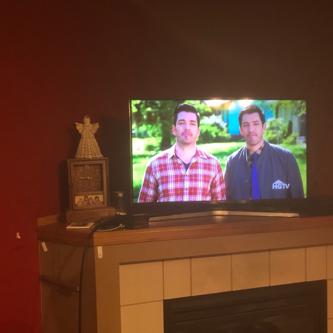 bakeania's tweet photo. @MrSilverScott #broFANS@MrDrewScott This Fans Dream is to have some Scottliving items in my first home after years of renting. Something from the Scott living collection is what I dream about. And to add to my Scott Fan Collection would top it off.😀 https://t.co/qSnz5MjDna