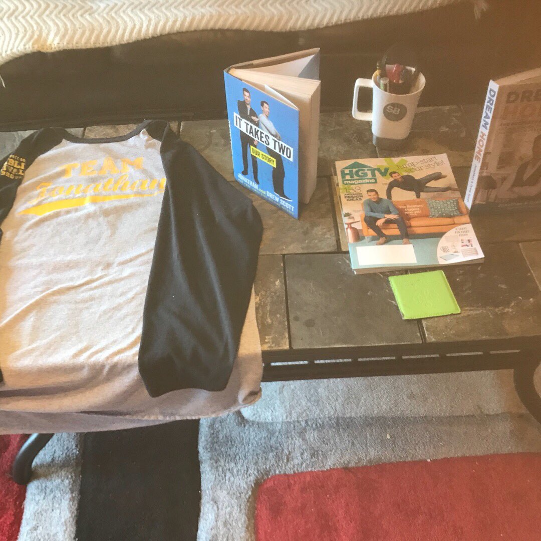 bakeania's tweet photo. @MrSilverScott #broFANS@MrDrewScott This Fans Dream is to have some Scottliving items in my first home after years of renting. Something from the Scott living collection is what I dream about. And to add to my Scott Fan Collection would top it off.😀 https://t.co/qSnz5MjDna