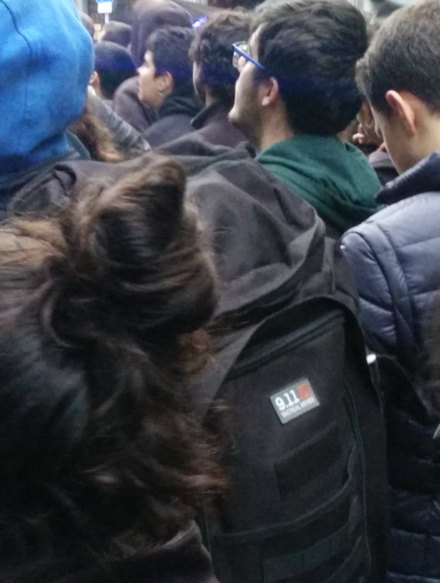 NoraDee12's tweet photo. El hombre que quemaba containers ayer, tiene gustos muy caros:

-Mochila tactica Emerson 9.11 porta arma 2.000$

Huele que apesta a infiltrado de las FCSE, servicial y preparado para regalar portadas violentas a los medios...muy profesional todo!

#PrimaveraCatalana #Puigdemont https://t.co/y7WnbWjkWz