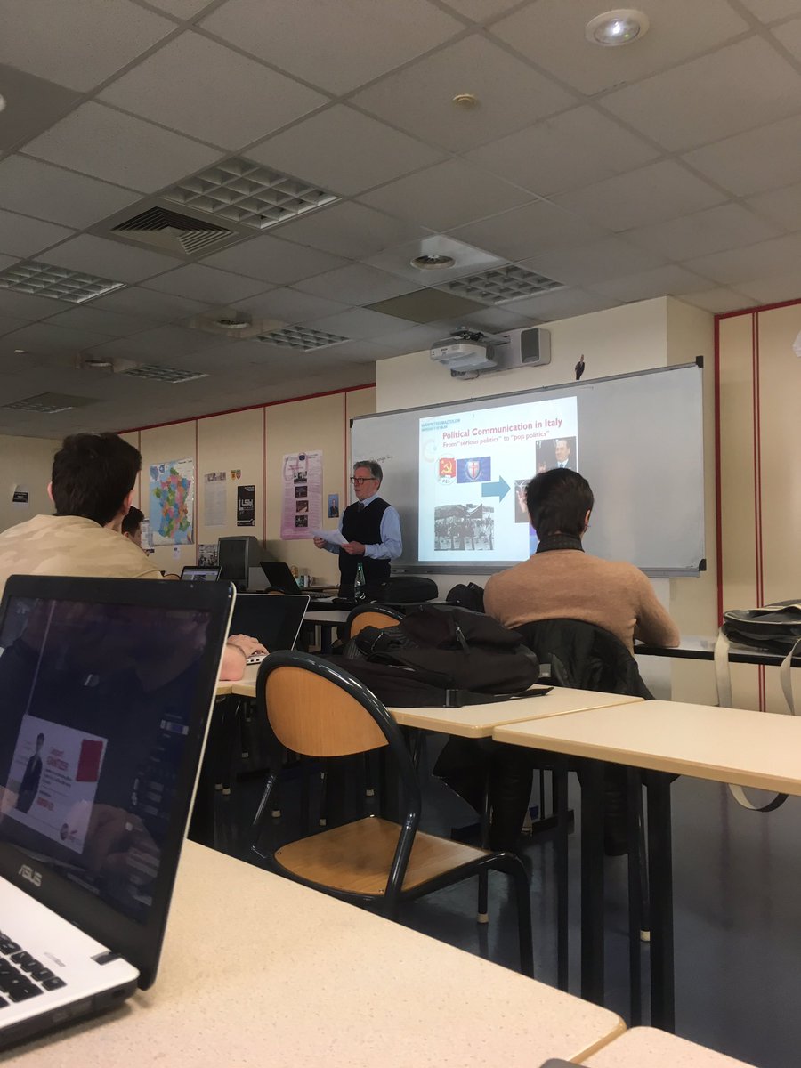 Intervention de <a href="/GPMazzoleni/">Gianpietro Mazzoleni</a> en salle 421 qui présente une séquence intitulée "Political communication in Italy" 🇮🇹 dans le cadre du cours de système politiques et comparés.
