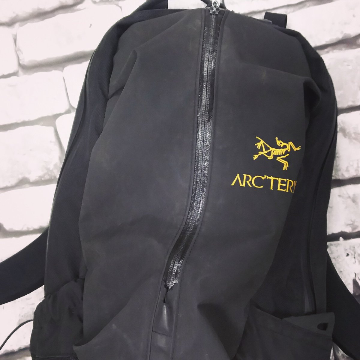 thread_needlejp's tweet image. 暖かくなりましたね。思わず仕事中ウトウトしております。笑
アークテリクスのリュック。メインファスナーの交換を行いました。
似た色の防水ファスナーで修理しました。

↓詳しくはこちら↓
goo.gl/8DUa5K

#スレッドアンドニードル #アークテリクス #バッグ #bagrepair #rucksack