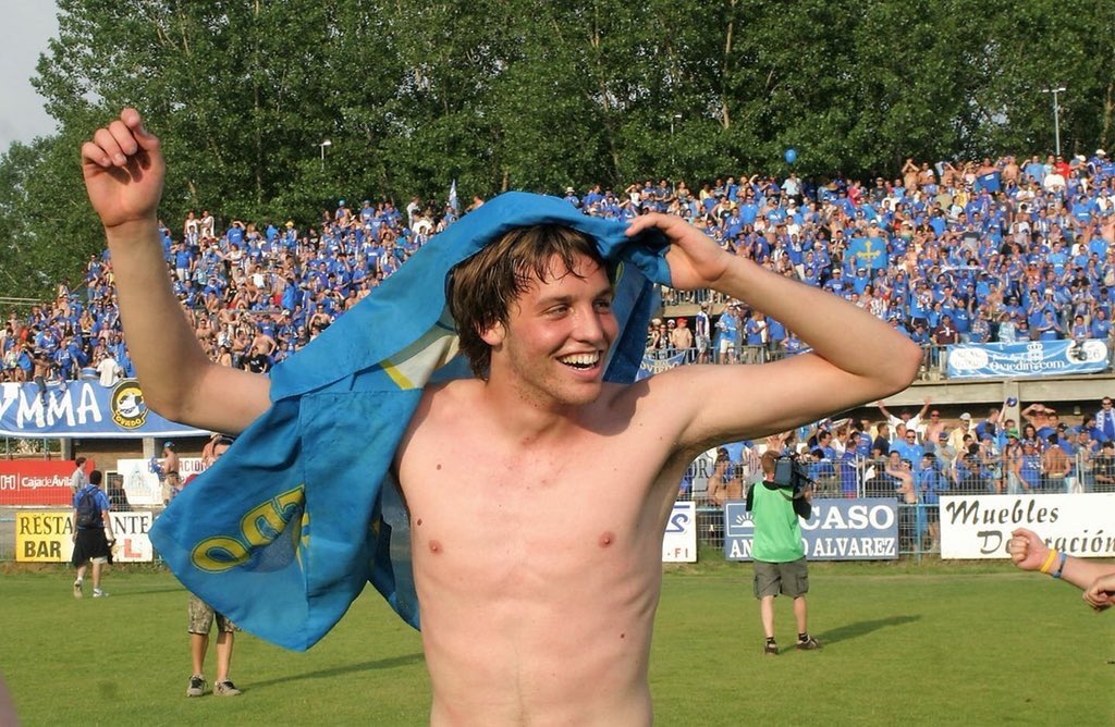 Felicidades cumpleaños amigu <a href="/RealOviedo/">Real Oviedo</a> 🎂🎂🎂!! No entregarse jamás es una manera de vivir!!!!