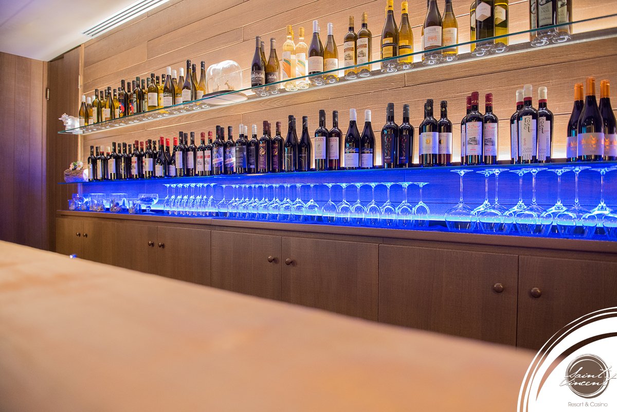 casinostvincent's tweet photo. Vuoi assaggiare vini di qualità raccontati dai nostri #sommelier?
Allora ti aspettiamo #venerdì per la degustazione dei vini della cantina #LesGranges presso la Vinothèque del nostro #Resort!
Scopri di più: https://t.co/epJvSd9YD5 https://t.co/82DH3gz9kn