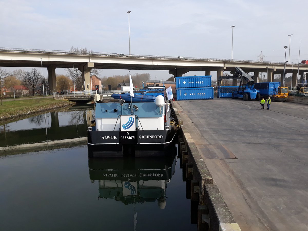 rob_televisie's tweet photo. Ecowerf gaat met dit vrachtschip jaarlijks 30 volle containers huishoudelijk afval vervoeren. Bedoeling is om mobiliteitsprobleem zo te verkleinen. https://t.co/O7KIxCUKnh