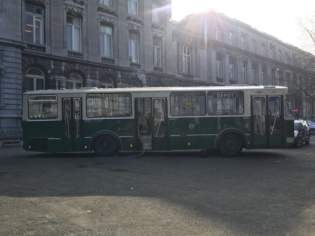 AntoineDemou's tweet photo. En stage avec @48fm, on est parti pour une semaine de folie dans le studio bus avec les étudiants en master journalisme de l’@UniversiteLiege 📻🚌🎧 #48FM #studiobus https://t.co/7AxpDS0F0u
